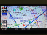 ダイハツ純正ナビゲーションを装備しています☆TVは画像がきれいなフルセグになっていてスマホに入っている音楽もBluetoothで繋いで楽しんでいただけます☆