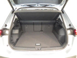 パワーバックドア付き。充分な容量を確保したトランクルームは、後席を倒せばさらに大きな荷物も収納可能です。