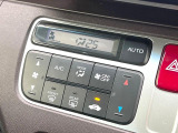【オートエアコン】一度お好みの温度に設定すれば、車内の温度を検知し風量や温度を自動で調整。暑い&hellip;寒い&hellip;と何度もスイッチ操作をする必要はありません。快適な車内空間には必須の機能ですね♪