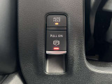 信号待ちなどでブレーキから足を離しても停車を維持してくれるオートブレーキホールド&スイッチを引き上げるだけでパーキングブレーキがかけられる電動パーキングブレーキ