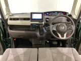 車内は光触媒抗菌消臭施工済です。インパネ周りはスタイリッシュなデザインで機能や装備も充実しています。グローブボックスやカップホルダーのほかにトレーなどたくさんの収納スペースが付いています。