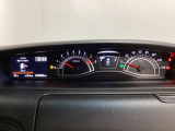 スピードメーターとタコメーターを大きく配した見やすいメーター部になっています。左側のインフォメーション画面でオドメーターや燃費などの情報を確認できます。