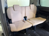 3列目シートはもちろん状態良好☆大人でもゆったりと座って頂けますので、大人数でのお出かけもラクラクです♪ご家族で、気の知れた仲間で、ドライブに行くのが楽しみですね♪
