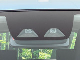 【スマートアシスト】走行中に前方の車両等を認識し、衝突しそうな時は警報とブレーキで衝突回避と被害軽減をアシスト。より安全にドライブをお楽しみいただけます。