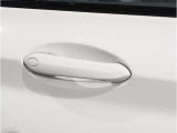 【デザインとの融合】BMWデザイナーが創り出したボディデザインを損なう事のない様に配置とデザインに拘っています。ドアノブについてもBMWの拘りに妥協はありません。
