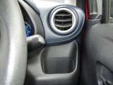 ペットボトルも置ける運転席ドリンクホルダー。エアコンの風で飲み物が適温に保たれます。