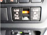両側電動スライドドアのスイッチ付です。車内からもスイッチひとつで楽にドアの開閉が可能です。電動なので開閉時に力を使う必要がなく、半ドアになることもありません!