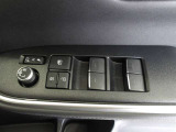 パワーウィンドウスイッチで運転席から全席の窓の開閉ができます。