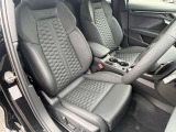 ●レザーシート『高級感や耐久性がありこちらのモデルにも採用されています。レザーは見た目が美しく内装を豪華に演出します。柔らかく肌触りが良く長時間の運転でも快適です。