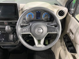 インテリアに合わせたデザインのステアリングは、運転される方のことも考え、運転しやすい形状、大きさです。是非一度、実際に触ってお確かめください。