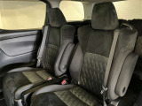 リヤシートもゆったり座れます。