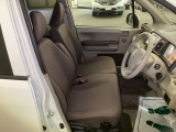 【ベンチシート】運転席と助手席の移動もスムーズ!狭い駐車場での乗り降りや、お子様の乗り降りにも便利です。座席の間にコンソールボックスやドリンクホルダーがないため、車内空間が広く感じます。