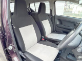 運転席まわりには十分なスペースがあり、大柄な方でもゆったり運転していただける環境です。