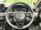 インテリアに合わせたデザインのステアリングは、運転される方のことも考え、運転しやすい形状、大きさです。是非一度、実際に触ってお確かめください。