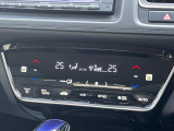 【オートエアコン】一度お好みの温度に設定すれば、車内の温度を検知し風量や温度を自動で調整。暑い&hellip;寒い&hellip;と何度もスイッチ操作をする必要はありません。快適な車内空間には必須の機能ですね♪