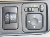 【電動格納ミラー】サイドミラーは電動格納式となっており、狭い駐車場でもキズがつくリスクを抑えられます。