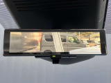 インテリジェントルームミラー。車両後方のカメラ映像をミラー面に映し出すため、車内の状況や天候などに影響されずいつでもクリアな後方の視界が得られます。