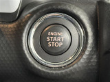 【プッシュスタート】スマートキーを持っているだけ、鍵を差し込むことなく、ボタンを押すだけでエンジン始動や停止を行うことができます。