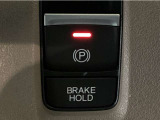 指先の操作でパーキングブレーキの「作動と解除」が行うことができる装備。ブレーキペダルから足を離しても停止し続けてくれるオートブレーキホールド機能。信号待ちなどの際には便利。ECO運転で低燃費走行♪