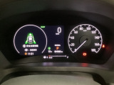 ハイブリット車専用のメーターです。右側の大型スピードメーターに加え、ステアリングスイッチを使って左のマルチインフォメーション・ディスプレイで燃費や動力伝達などの情報が見れるようになっています。