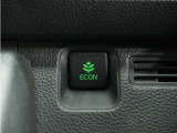 ◆ECONスイッチ(ECONモード)◆エンジンやエアコンといった、クルマ全体の動きを燃費優先で自動制御するECONモード。空調など快適性を優先したいときは、スイッチを押してOFFにできます。