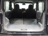 後席を倒した状態の荷室です。荷室は防汚素材で汚れてしまっても拭き取りができます。