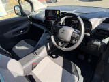 フランス車ならではのオシャレな内装がオススメです!