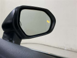ウインカーミラーにはBSM(ブラインドスポットモニター)を搭載。隣を走る車両が死角に入るとLEDインジケーターを点灯。また、ウィンカーを出すとインジケーターも光って点滅!注意を促してくれます
