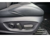 運転席にはパワーシートが付いております。パワーシートは指先1つで操作出来るためチカラの弱い女性の方でもシートに座ったまま操作出来ます♪
