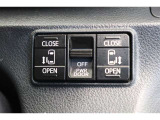 スライドドアの開閉は、ドアハンドルはもちろん運転席からのスイッチ操作でも可能です。お子様の送迎時の乗り降りも一段と楽になります。