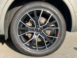 20インチ純正アルミホイール装備 全車両に標準装備の純正アルミホイールは、純正ならではのバランスの良いデザインと、走行安定性をお楽しみ頂けます。