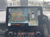 上からまる見え!アラウンドビューモニターの画像です。純正ナビに映してあります。お車を真上から見たような映像をミラーやナビ画面に映し出す事によって、車両の周囲を確認し、駐車時や発進時の運転をサポート。