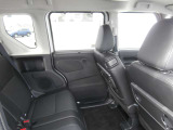 リヤシート片手で楽々スライド出来て広々な空間ができます。
