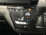 段差のないパネルスイッチのオートエアコン付きです。予め温度設定すれば後はセンサーが感知して設定温度を保ってくれますので快適なドライブが楽しめます。雨の日のガラスの曇りもなく安全な運転ができます。