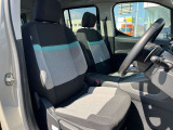 長時間の運転にも疲れにくいしっかりとしたシートになります。