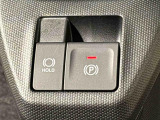 指先だけで簡単に操作が可能な電動パーキングブレーキを採用。「HOLD」スイッチを押すと、渋滞や信号待ちなどでブレーキペダルから足を離しても、ブレーキを保持するので安心です
