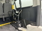 運転席側には車いす収納装置があり、1台まで収納可能になっております!