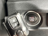 【キーレススタートシステム】カバンやポケットに入れたままでもドアの施錠・解錠が可能なスマートキーを装備。エンジンのオン・オフ時もカギを取り出す必要が無いからとっても便利です♪