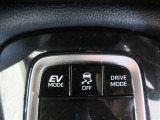 EVドライブモードで、エンジン音や排気ガスを気にすることなく走れます。早朝・深夜や屋内の駐車場などで重宝しますよ♪