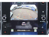 写真はバックカメラ映像ですが全方位カメラを同時に映し出すことも可能、下にはリア障害物センサーの表示も出ており車庫入れの大きなサポートとなります