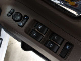 運転席から左右のドアミラーの開閉が可能です♪駐車場でのドアミラーの折り畳みが簡単です♪