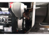 ★パネルシフトレバーは運転席より手が届きやすくて操作のしやすいシフトレバー。室内スペース確保にも配慮されてますよね!