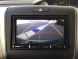 【バックカメラ】運転が苦手な方も車庫入れラクラクです!ギアをリバースに入れれば自動的に切り換わりますので、面倒な操作は不要です♪狭い駐車場もお車を傷つけず安心ですね!