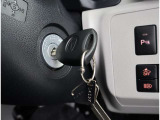 オートマチックハイビームとは、先行車や対向車のライトを認識し、ハイビームとロービームを自動で切り替える機能です。夜道の視界を確保します。詳細は販売店スタッフまでおたずねください。