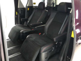 【特別仕様車限定】ハーフレザーシート!本革&ブラック人工皮革とアルカンターラシートがミックスされたハーフレザーシートです。おしゃれな色の組み合わせで高級感のある車内空間が広がっております。