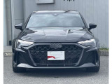 【ブラックStyle】シングルフレームグリルはAudiの象徴的なデザイン要素であり、一目でAudiとわかるスタイル、大きくて迫力のある形状が車のスポーティな印象を強調しており、魅力的なデザインとなっています。