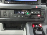 オートエアコンは操作が楽々♪フロント右シートヒーターも装備しています。USBジャック付きです。