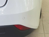 コーナーセンサーを車の前後に装備。障害物までの距離に応じて警告音を変えてお知らせ。縦列駐車時や駐車場・車庫などでの取り回しをサポートします。詳細は販売店スタッフまでおたずねください。