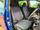 運転席まわりには十分なスペースがあり、大柄な方でもゆったり運転していただける環境です。