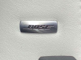 BOSEサウンドシステムを搭載。「良い音を出す」ではなく、その車種のごとに特徴を計算(車種専用設計)し、「反響音」を作り出すことによってどの座席でも自分中心で音が聴こえ、「心地よい空間」を作り出します。